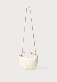 Borsa a tracolla in crema metallica con forma curva, tracolla regolabile e dettagli in hardware argentato. Texture liscia e design strutturato.