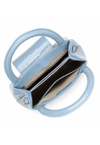 Borsa a tracolla in pelle lucida blu chiaro con due manici, scomparti con zip e una finitura liscia. L'interno presenta una fodera di colore più scuro.