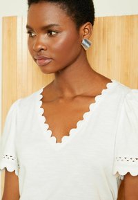 Love & Roses PETITE FIT - SCALLOP V-NECK - Marškinėliai su spaudiniu - ivory