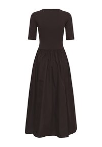 Robe midi noire avec un haut côtelé ajusté, des manches mi-longues au coude et une jupe ample froncée, vue de dos.
