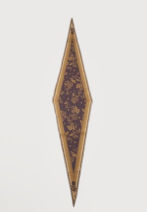 Langt skjerf formet som en diamant med mørk lilla midtparti som har gule blomster- og paisleymønstre, omkranset av kanter i sennepsgul og beige.