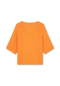 Oranje gebreide trui met een ronde halslijn en korte mouwen, met een gladde textuur en effen kleur zonder patronen of accenten.