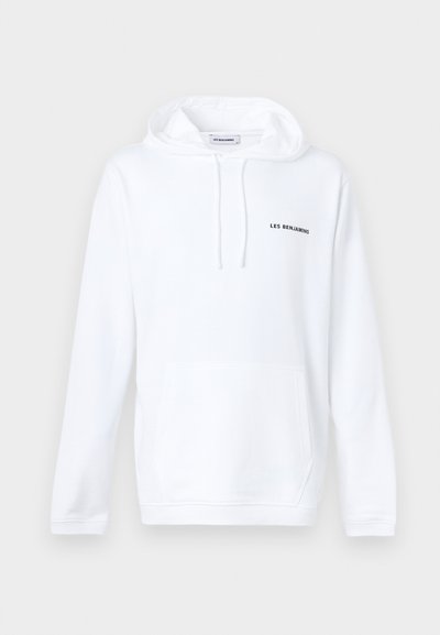 Sudadera blanca con capucha, bolsillo frontal, cordones y pequeño texto "LES BENJAMINS" en la parte superior izquierda del pecho.