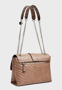 Sac à main en cuir rose clair avec motif chevrons, doté d'une poche avant zippée, d'une bandoulière chaîne cloutée et d'une forme rectangulaire structurée.