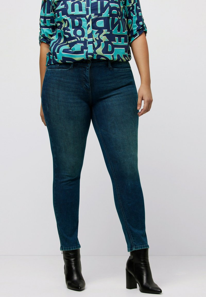 7/8-jeans Mony, elastische tailleband, ritszakken, blauw denim | Ulla 7/8-jeans Mony, elastische tailleband, ritszakken, blauw denim | Ulla