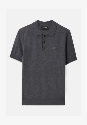 Tumši pelēks polo krekls, izgatavots no gludas auduma, ar trīs pogu aizdari, īsām piedurknēm un smalku reljefu logotipu uz krūts.