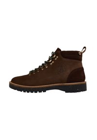 Stivale da trekking in suede marrone con suola nera maculata, lacci multicolori, occhielli in metallo e anello alla caviglia, logo in rilievo visibile di lato.