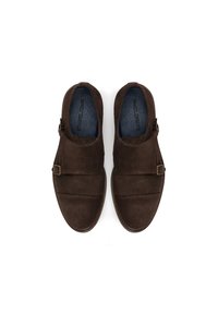 Brązowe zamszowe buty o designie slip-on, z pojedynczym paskiem i detalem klamry na górze. Gładkie wnętrze dla wygody.