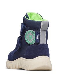 Granatowe botki za kostkę z zielonymi i szarymi akcentami, wykonane z tkaniny i zamszu, z rzepem i teksturowaną podeszwą.