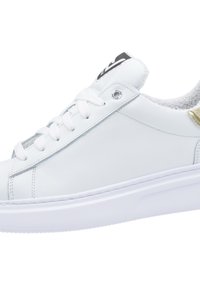 Sneaker bianco in pelle con una soletta grigia strutturata, lacci bianchi e un sottile accento metallico dorato sul tallone. Suola in gomma piatta.
