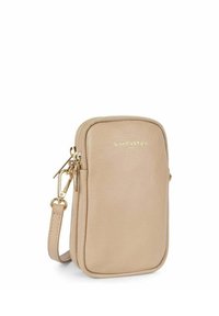 Borsa a tracolla in pelle beige con chiusura con zip, hardware dorato e una tracolla regolabile. Presenta un logo impresso sul davanti. Design compatto.