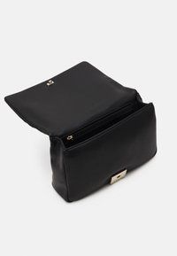 Bolso de mano de cuero negro con un compartimento con cremallera, diseño plano, acentos en hardware dorado y textura suave. Forma abierta y funcional.