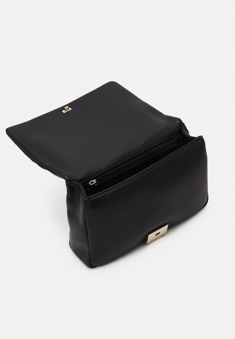 Bolso de mano de cuero negro con un compartimento con cremallera, diseño plano, acentos en hardware dorado y textura suave. Forma abierta y funcional.