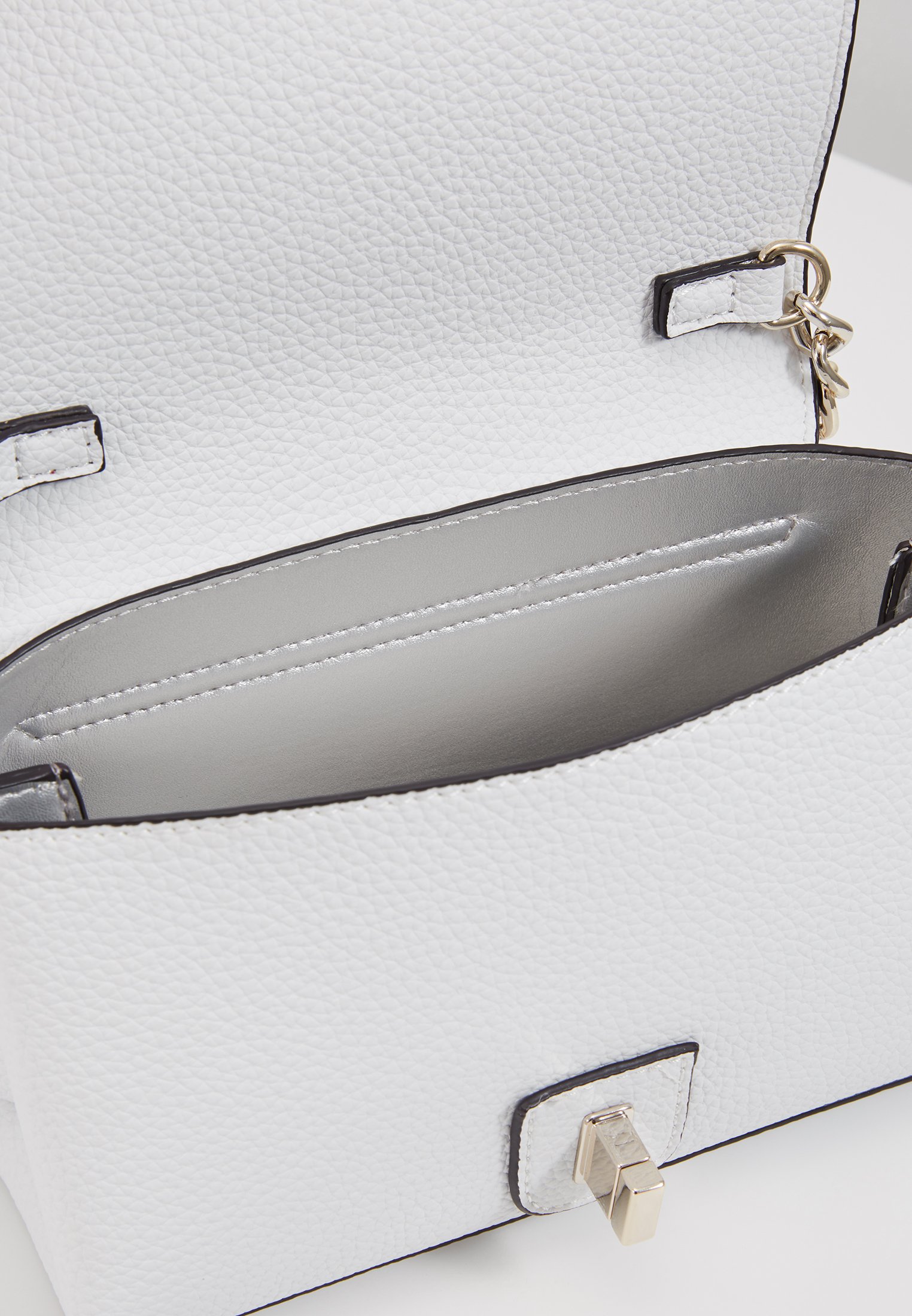 Guess UPTOWN CHIC MINI XBODY FLAP Skulderveske white Guess UPTOWN CHIC MINI XBODY FLAP Skulderveske white