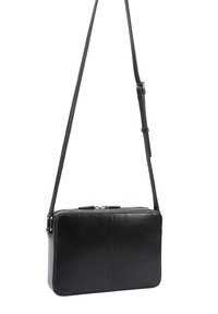 Zwarte leren schoudertas met ritsluiting, platte rechthoekige vorm en verstelbare schouderband, met een gladde textuur en minimale naden.