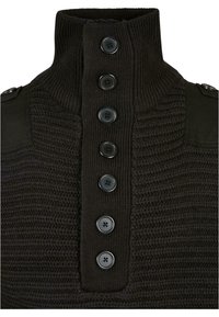 Fekete kötött pulóver magas gallérral, texturált testtel, sima vállpanelek részletezésével, és hat fekete gombbal a gomboláson.