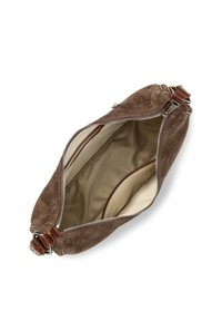 Borsa in suede marrone con chiusura a zip, dotata di una fodera interna liscia e due tasche interne, accentuata da una tracolla in pelle e accessori in metallo.