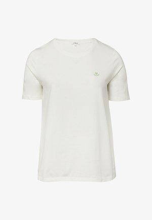 Prosty biały T-shirt z krótkim rękawem i okrągłym dekoltem, z małym zielonym sercem i napisem "nature" na lewej piersi.