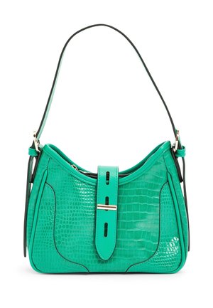 Sac à main en cuir vert texturé avec une seule bandoulière, sangle avant décorative avec boucle, et détails de garniture noirs.