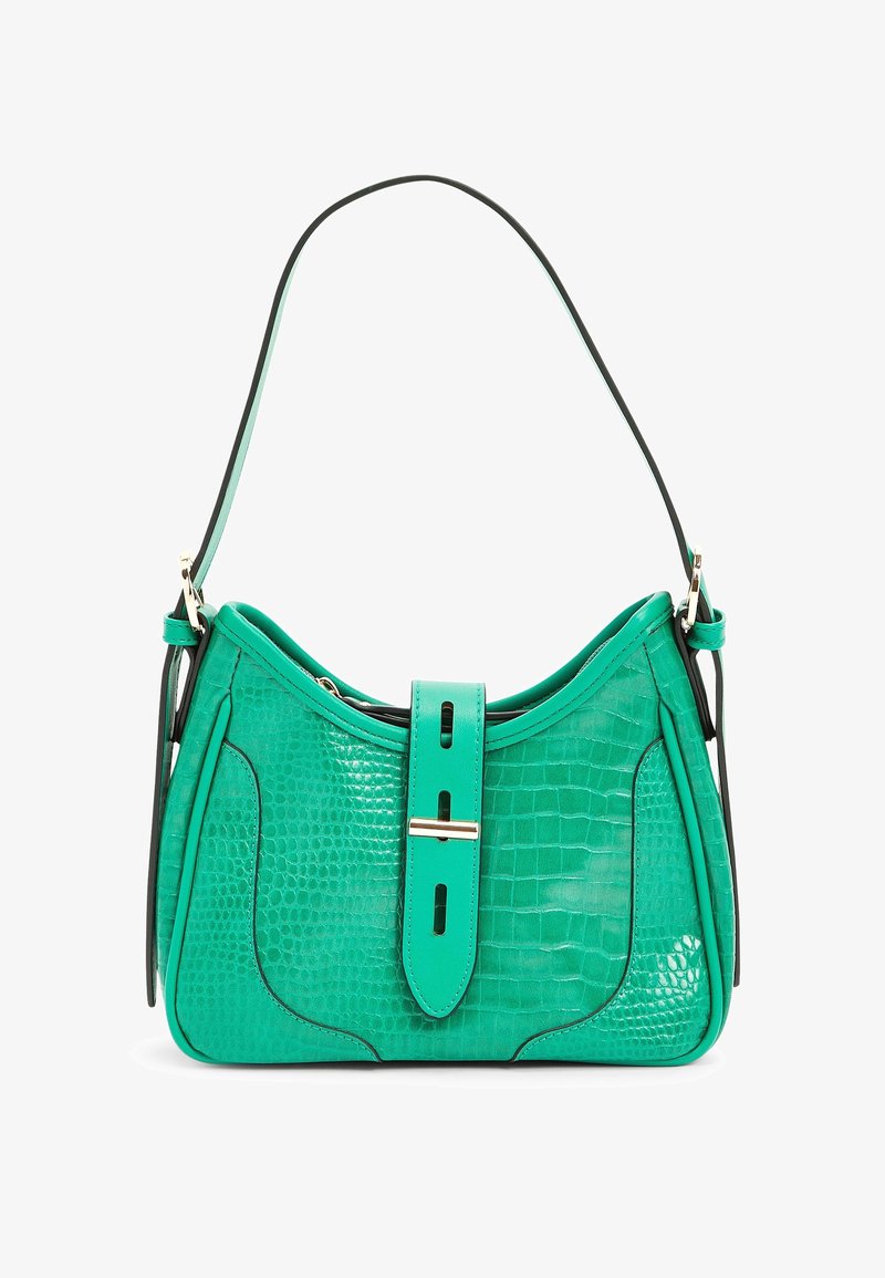 Sac à main en cuir vert texturé avec une seule bandoulière, sangle avant décorative avec boucle, et détails de garniture noirs.