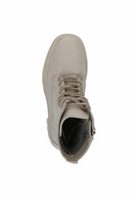 Botines beige de material sintético con punta redonda, parte delantera con cordones, superficie texturizada y una lengüeta en el talón para facilitar su uso.
