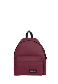 Mochila Eastpak marrón con forma redondeada, bolsillo frontal con cremallera y asa reforzada. Tejido texturizado con cremalleras suaves y parche con el logo.