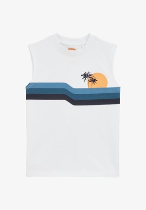 Balta be rankovių marškinėliai su mėlynos ir tamsiai mėlynos spalvų bangų raštu, su oranžine ir juoda saulės bei palmėmis grafika.