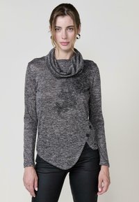 Langärmliges Oberteil mit Kapuze aus strukturiertem grau-schwarzem Strick, mit asymmetrischem Saum und dekorativen Knöpfen an der Seite.