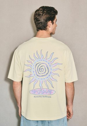 Next, REGULAR FIT - EDIT GRAPHIC T-SHIRT . - Print T-shirt - yellow