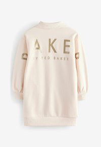 Roosa pusak, millel on kuldsete trükitud tähtedega kiri "BAKE by TED BAKER." Omab ribatrahvi kraed ja kohevat, siledat tekstuuri.