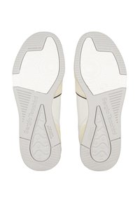 Scarpe sportive bianche con suola in gomma testurizzata, caratterizzate da un design senza cuciture e da un branding sottile. Realizzate con materiali durevoli e non marcanti.