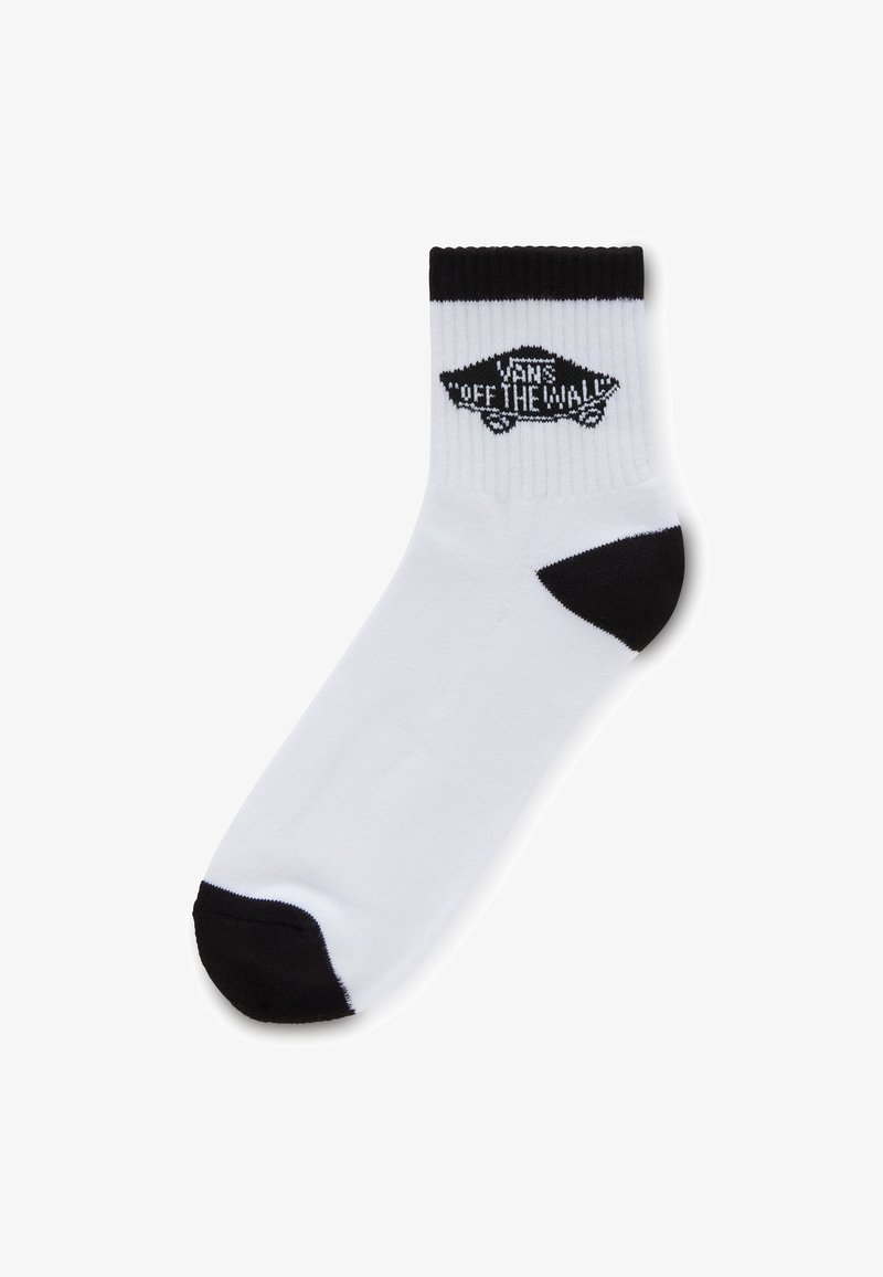 Białe skarpetki sięgające kostek z czarnym piętą i palcami, prążkowaną fakturą oraz czarnym logo "Vans Off the Wall" po zewnętrznej stronie.