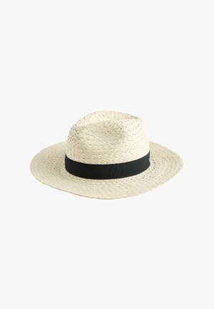 Pălărie fedora din paie cu boruri late, textură împletită și o bandă de material negru în jurul bazei coroniței.