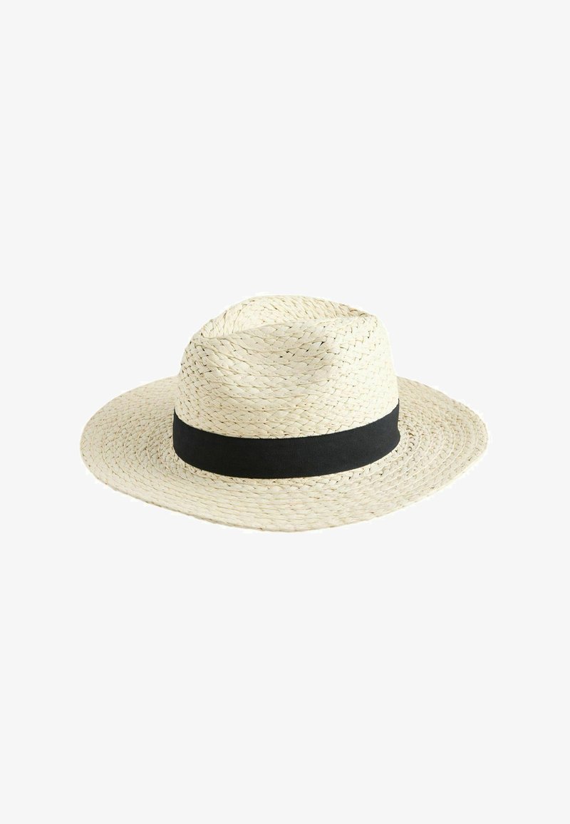 Šiaudinė fedora skrybėlė su plačiu kraštu, austas tekstūra ir juoda audinio juosta aplink karūnos pagrindą.