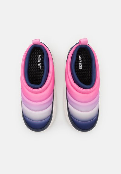Rózsaszín és sötétkék slip-on cipők, amelyeken steppelt textil mintázat látható, színátmenetes megjelenéssel, kerek formával és texturált fekete talppal.