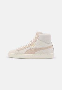 Wysokie sneakersy w jasnobeżowym zamszu z białymi akcentami, z wyściełanym kołnierzem, płaskimi sznurowadłami i gumową podeszwą z fakturowanym bieżnikiem.