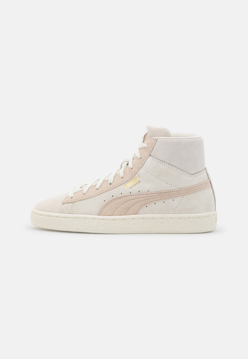 Wysokie sneakersy w jasnobeżowym zamszu z białymi akcentami, z wyściełanym kołnierzem, płaskimi sznurowadłami i gumową podeszwą z fakturowanym bieżnikiem.