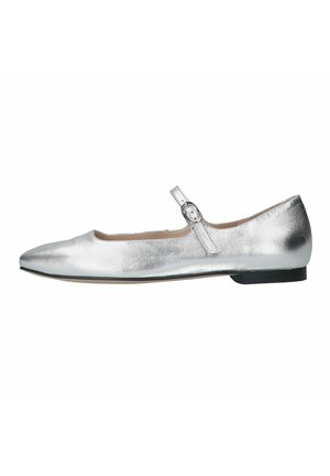 Ballerine en cuir argenté avec un bout rond, une bride réglable et un petit talon noir. Texture lisse et design minimaliste.