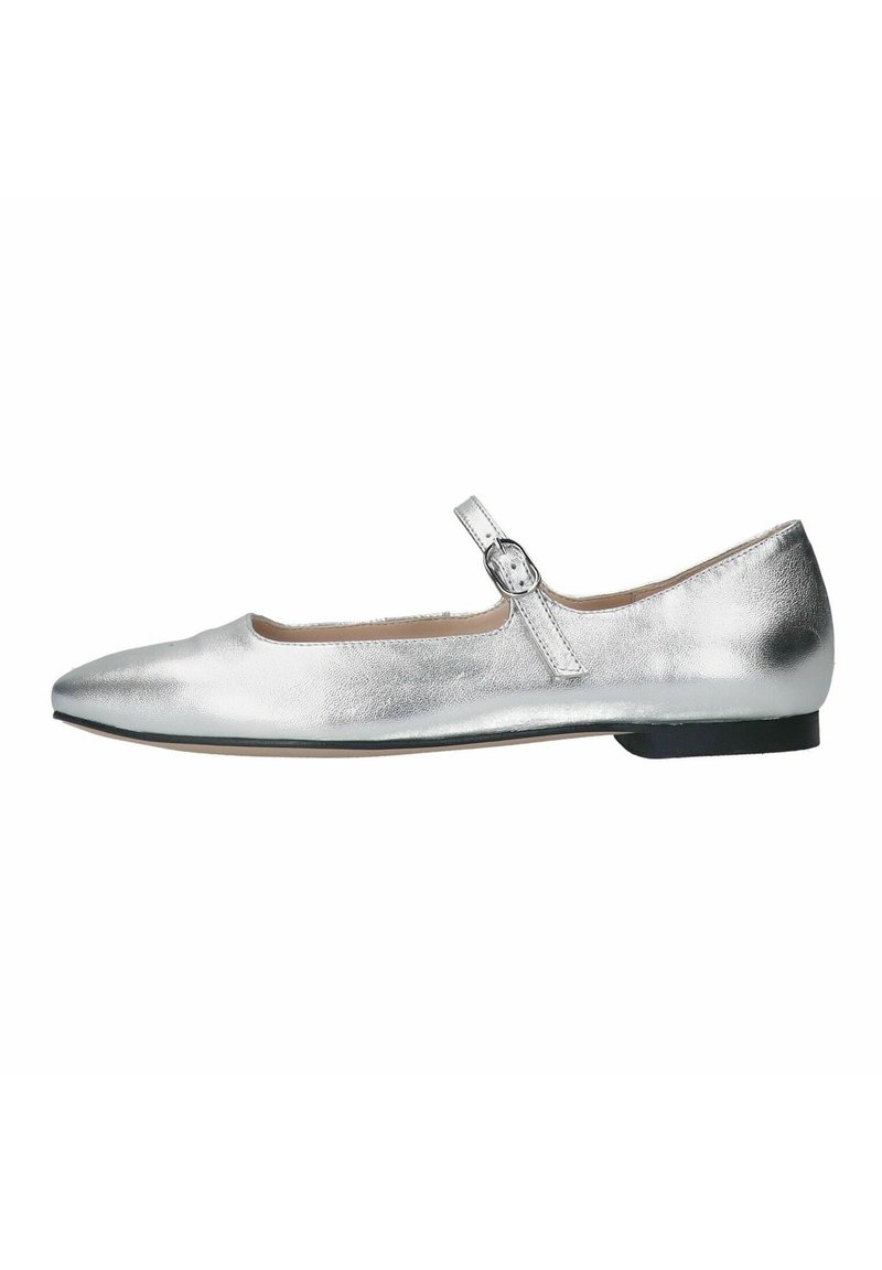 Zilveren leren ballerina's met een ronde neus, verstelbare band en een lage zwarte hak. Gladde textuur en minimalistisch ontwerp.