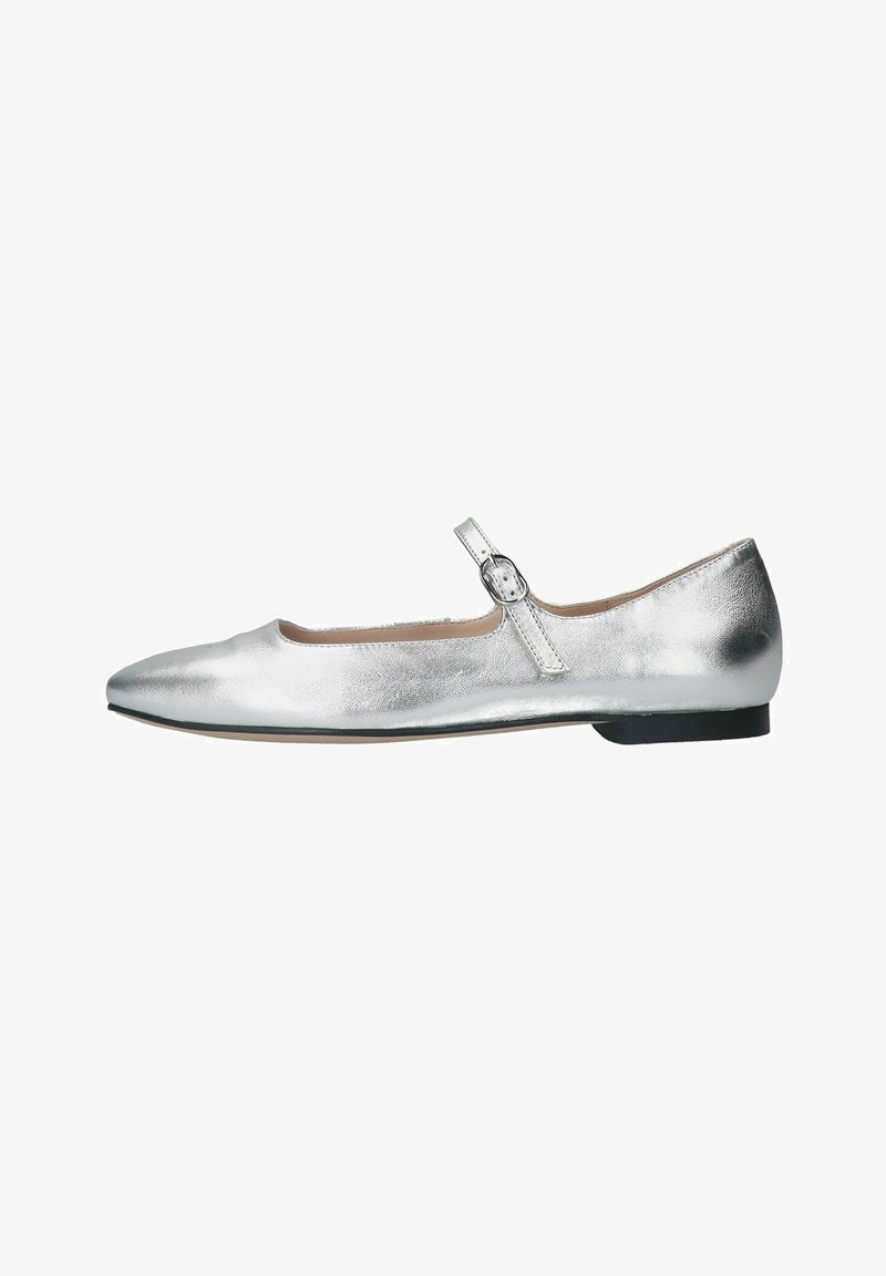 Silberne Leder-Ballettschuhe mit abgerundeter Zehe, verstellbarem Riemen und niedrigem schwarzen Absatz. Glatte Textur und minimalistisches Design.