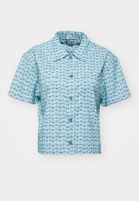 Cămașă cu mânecă scurtă, dintr-un material bleu deschis, având un model geometric în nuanțe de bleu închis, cu guler și croială lejeră.