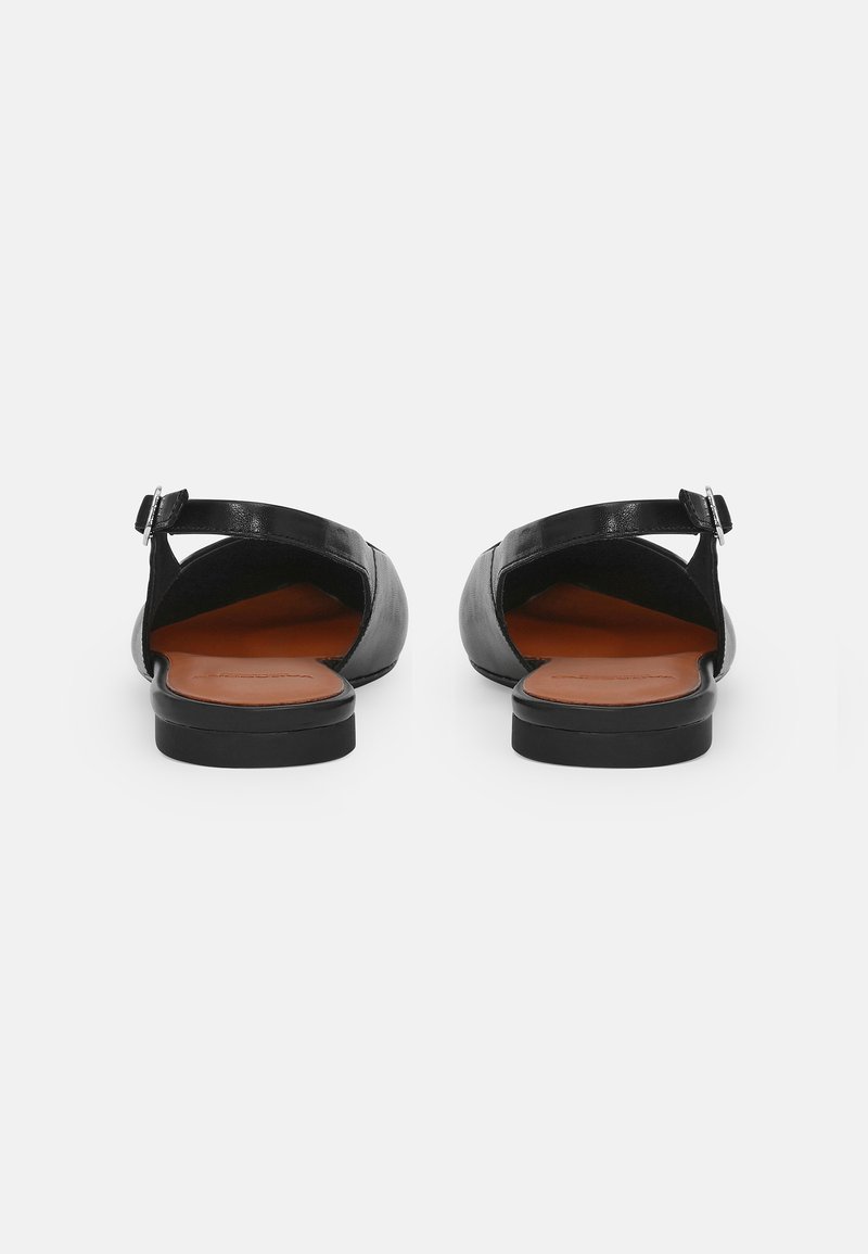 Sandali in pelle nera con apertura sul retro e cinturino alla caviglia. Superficie liscia, suola piatta e soletta marrone. Design semplice, senza motivi visibili.