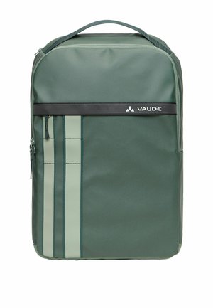 Zaino rettangolare verde con due strisce verticali verde chiaro, una maniglia superiore e una cinghia orizzontale con il logo Vaude sul davanti.