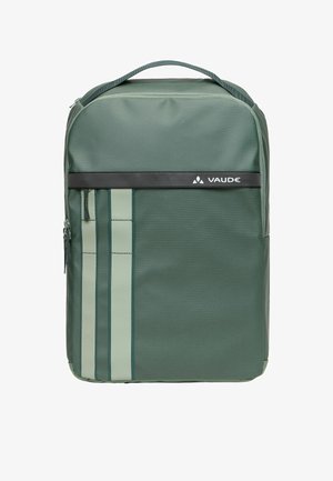 Rechteckiger grüner Rucksack mit zwei vertikalen hellgrünen Streifen, einem oberen Griff und einem horizontalen Gurt mit dem Vaude-Logo auf der Vorderseite.