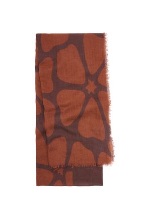 Rdzawy i brązowy szalik z abstrakcyjnymi dużymi kwiatowymi wzorami i postrzępionymi krawędziami, starannie złożony na białym tle.