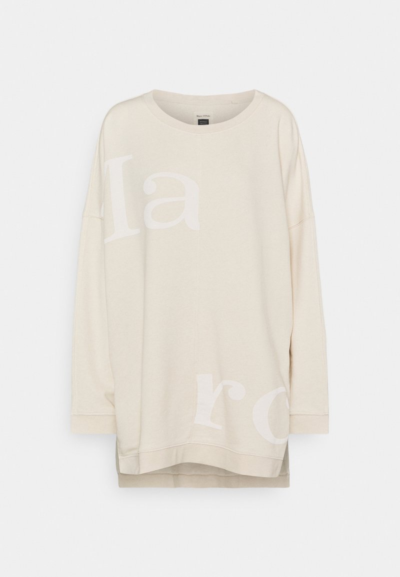 Sweatshirt beige oversize à manches longues, col rond, avec un grand motif de texte clair. Tissu doux avec une texture lisse.