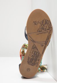 Kožená sandál s barevným tkaným vzorem a detailním grafickým potiskem na hnědé gumové podešvi, velikost 31.