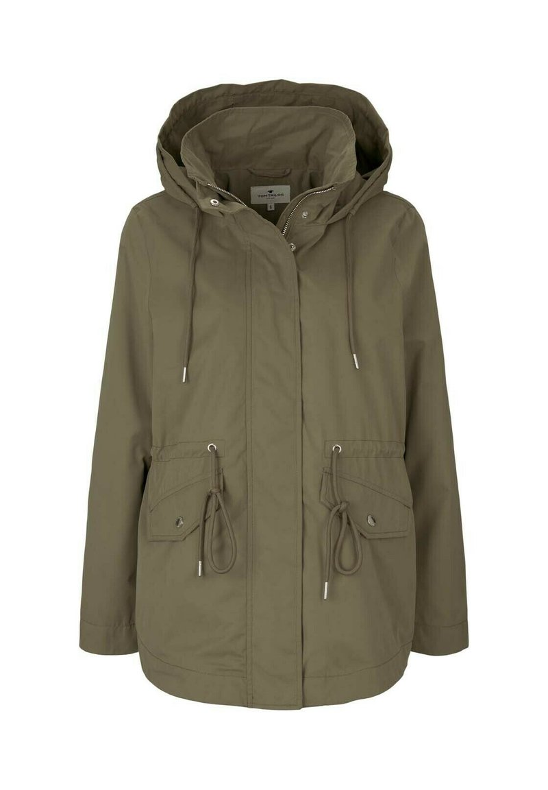 Veste à capuche vert olive avec fermeture éclair frontale, boutons-pression, taille ajustable par cordon et deux poches à rabat avec fermetures à boutons.