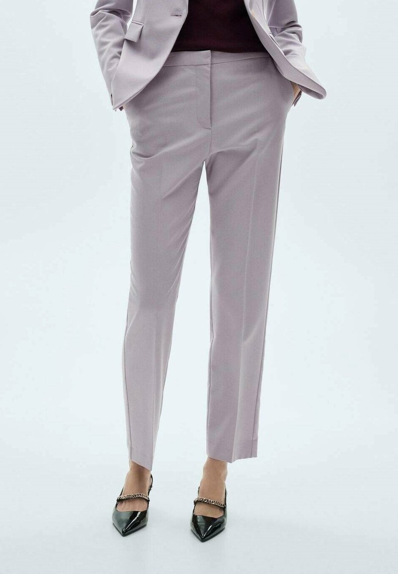 Pantaloni liliachii, ajustați, cu o textură fină, design slim fit și linii curate. Asortați cu pantofi cu toc negru, cu vârf ascuțit, având un accent din lanț.