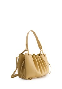 Žlutá kožená kabelka se skládáním, hladkým povrchem a dvojitými popruhy. Obsahuje zlaté kovové prvky a nastavitelný křížový popruh.